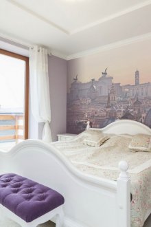 Стенопис с гледка към градските покриви в спалнята