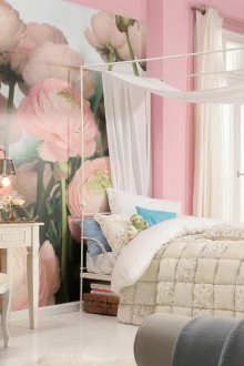 Фототапет с божури в спалнята