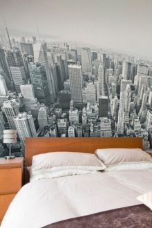 Черно-бели фототапети с град в спалнята