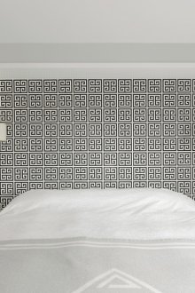 Черно-бели геометрични стенописи в спалнята