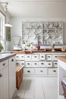 Brown and white shabby chic kitchen