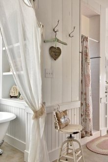 Transparent and blackout curtains in the bathroom in the style of shabby chic