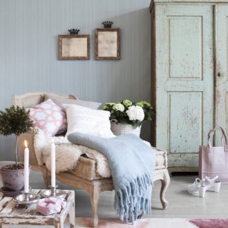 Creating an interior in the style of shabby chic
