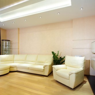 Beiges Sofa und Sessel im Stil des Minimalismus.