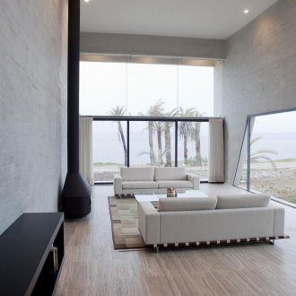 Beige Sofas und ein schwarzes Regal im Wohnzimmer