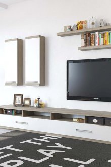 Schwarz, Weiß und Braun im Innenraum des Wohnzimmers im Stil des Minimalismus.