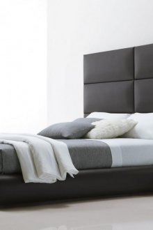 Schwarzes Bett mit hohem Kopfteil im Schlafzimmer im Stil des Minimalismus