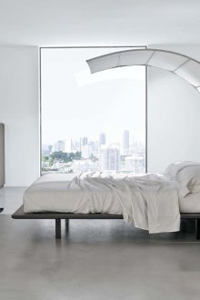 Metall- und Plastikmöbel im Schlafzimmer im Stil des Minimalismus.