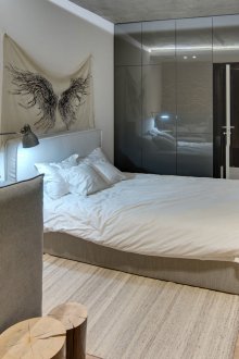 Modernes Bett und Sessel im Stil des Minimalismus.