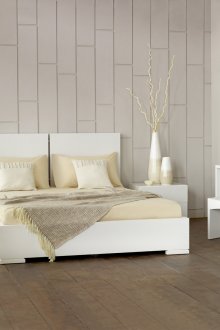 Bett im Minimalismus-Stil, Nachttische und Tisch aus glänzender Spanplatte