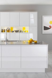 Weißes Set in der Küche mit einer Insel im Stil des Minimalismus