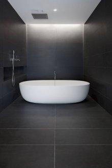 Weiße Badewanne und schwarze Wände