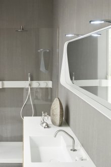 Minimalistische Holz- und Plastikmöbel im Badezimmer