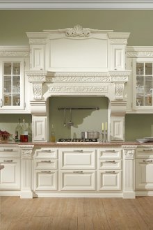 Мебели от бял шкаф в класическа кухня