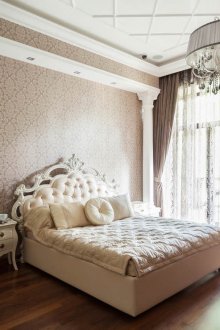 Бяла и кафява класическа спалня