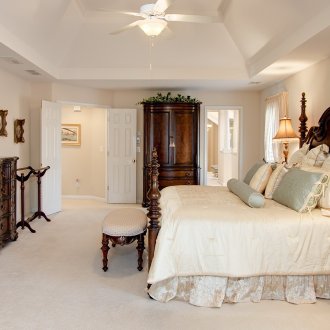 Кафяви мека мебел в спалнята в класически стил