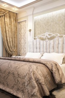 Бяла мека мебел в класическа спалня