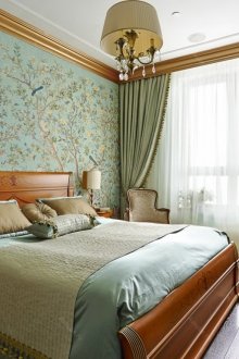 Кафяви мека мебел в класическа спалня