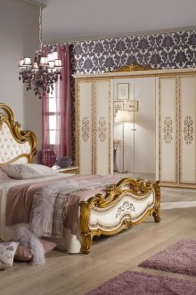 Бежови и златисти мека мебел в класическа спалня