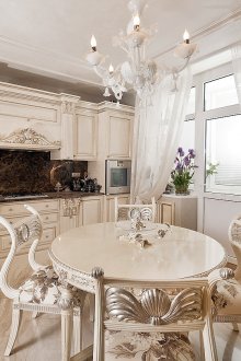 Класическа кухня в ярки цветове