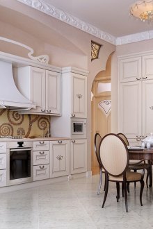Мебели от бяло и бежово кафяво в кухнята в класически стил