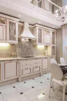 Бяло и златисто кухненско обзавеждане в класически стил