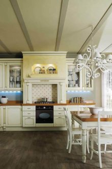 Бели и кафяви кухненски мебели в класически стил