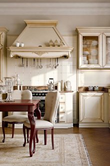 Бежови и кафяви кухненски мебели в класически стил