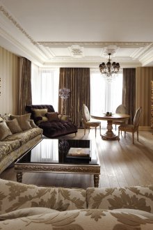 Сиво-бежови мека мебел в класически хол