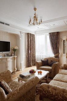 Бежови и златисти мека мебел в класическа всекидневна