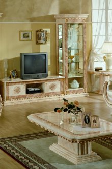 Мека мебел с бяло златисто покритие в класически хол