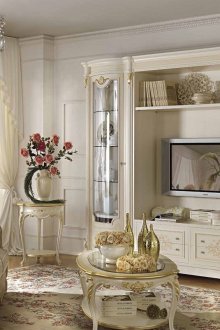 Мебели от бяло и злато в класическата всекидневна
