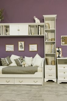 Мебели от бял шкаф в класическа детска стая