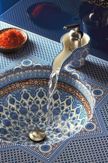 Atas air mandi oriental biru dan putih