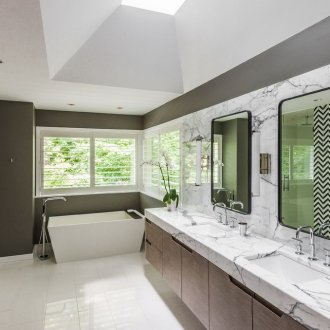 Kaunter marmar lama di bilik mandi