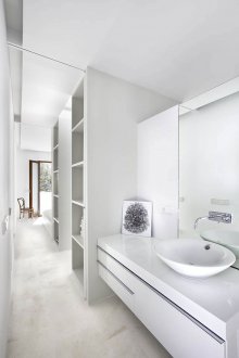 Meja berkilat putih di bilik mandi