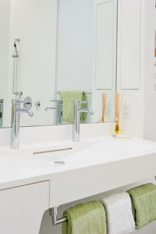 Countertop putih bergaya di bilik mandi