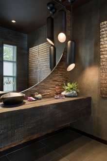 Countertop kayu gelap volumetrik di bilik mandi