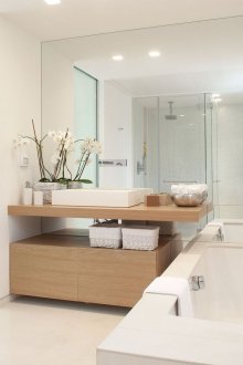 Permukaan kayu kayu beige di bilik mandi