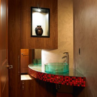 Countertop dengan mozek merah di bilik mandi