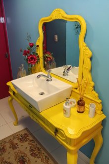 Kaunter meja di bilik air