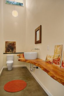 Kerja-kerja kayu pepejal di bilik mandi