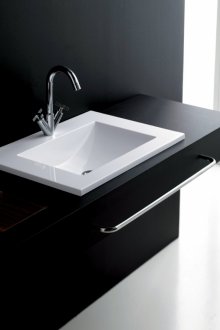 Kaunter meja hitam dengan sinki putih di bilik mandi