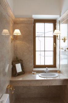 Meja batu permata gelap di bilik mandi