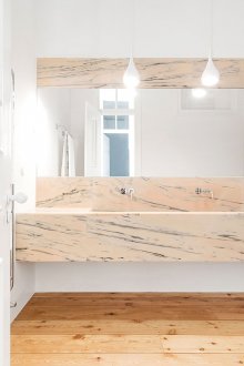 Countertop batu permata di bilik mandi