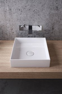 Countertop kayu bergaya di bilik mandi