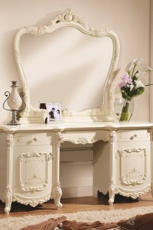 Meja permaidani beige di dalam bilik tidur