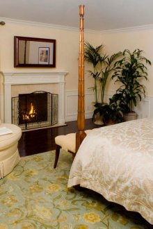 Tembok beige dan tekstil di bilik tidur