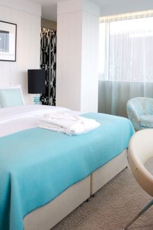 Katil sofa dan kerusi berlengan di bilik tidur