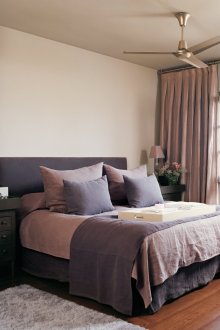 Tembok beige dan siling di dalam bilik tidur